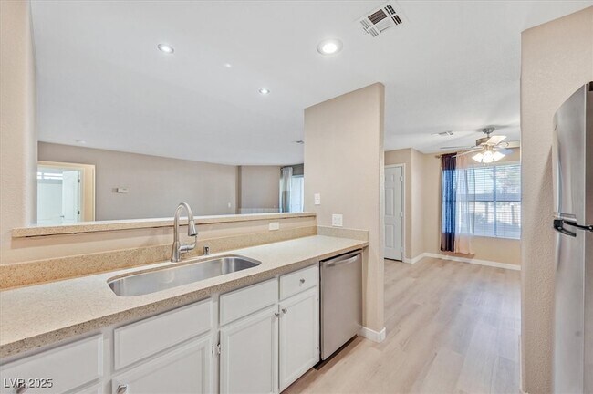Building Photo - 350 S Durango Dr