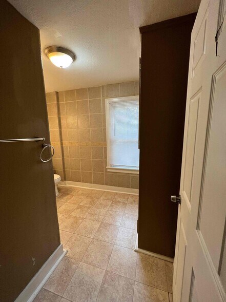 Building Photo - 400 Noble Ave