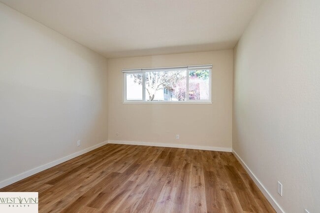 Building Photo - Beautiful 2 Bedroom Condo | Attached Garage | Washer/Dryer