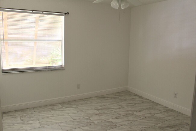 Building Photo - 2 Bedroom, 2 Bath in Deltona!