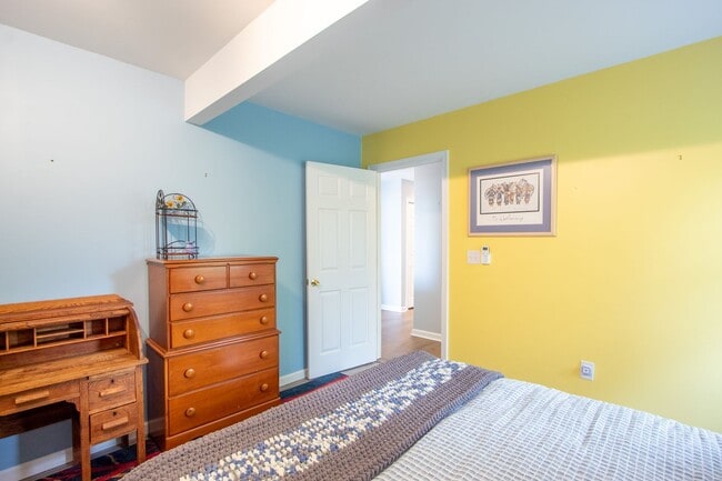 Building Photo - For Rent – Beautifully Updated Townhome in Gull Point a Waterfront Community