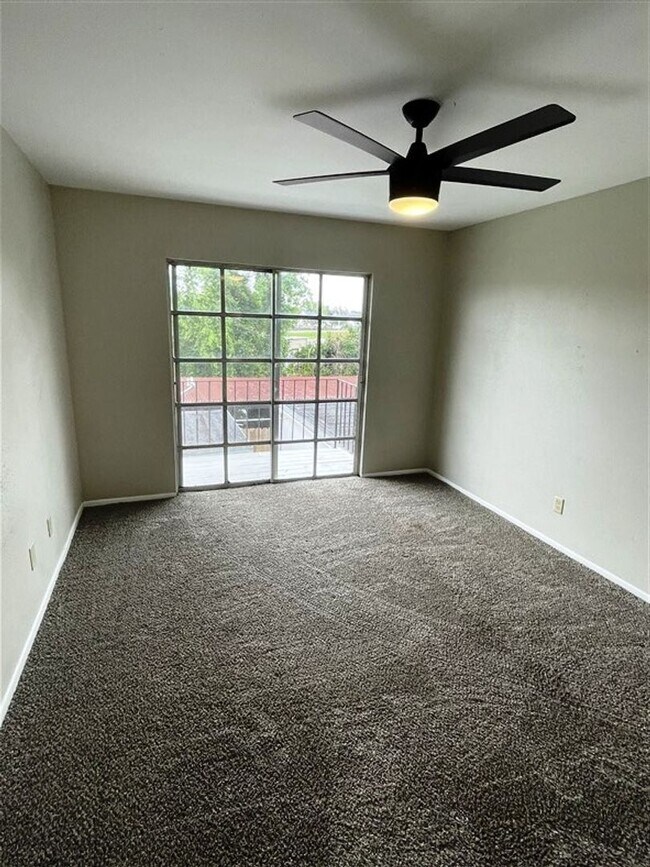 Building Photo - Updated Townhome for lease | 10009 Smither...