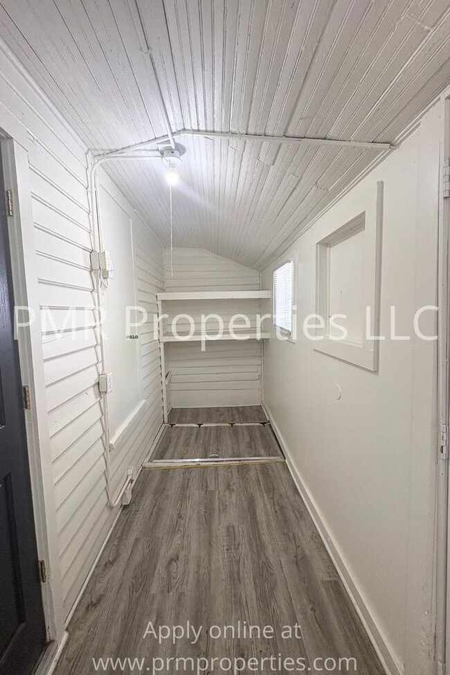 Building Photo - 3 Bedrooms / 1 Bathroom House