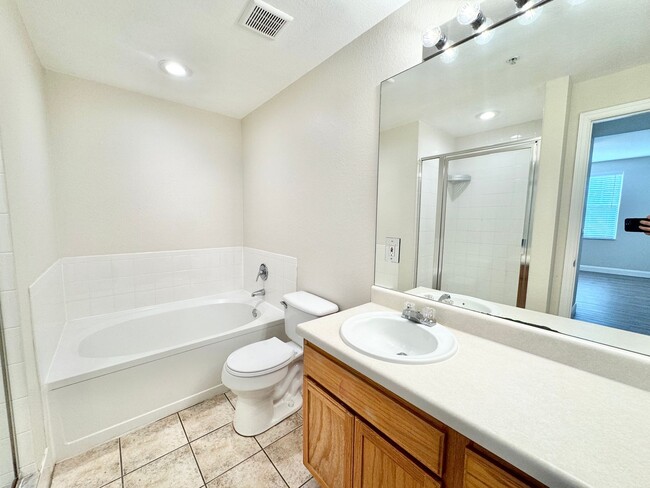 Building Photo - ** FAIRWAY PRESERVE ** 3 BED / 2 BATH COND...