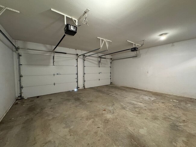 Building Photo - Freshly Painted Beautiful 3 Bedroom, 2 Bat...