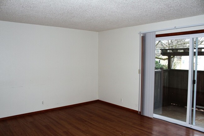 Building Photo - 1 Bedroom in Beautiful Residential Area Close to Downtown Pet Friendly