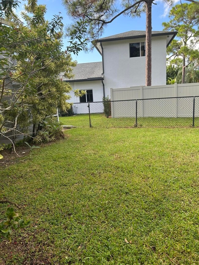 Building Photo - 1136 Staghorn St