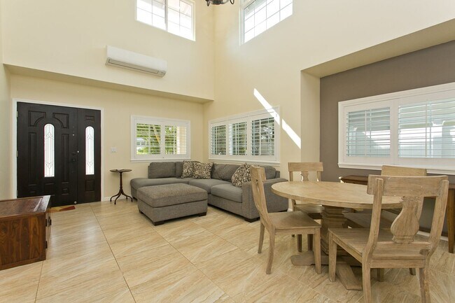 Building Photo - Diamond Head - Pet friendly - furnished 3 bedroom home with garage! Available now!