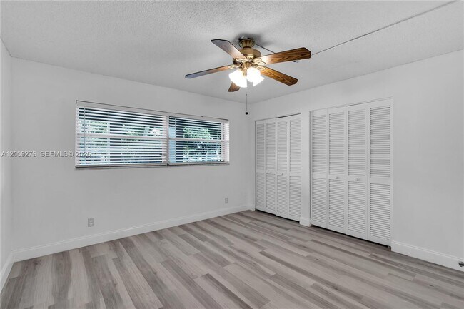 Building Photo - 8513 Old Country Manor