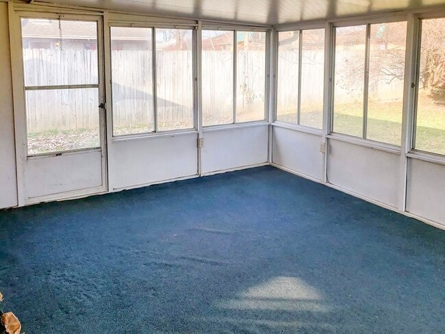 Building Photo - For Rent: 3 Bedroom Home with a Sunroom and Garage! Nice yard!