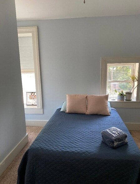 Building Photo - 124 E Oak St