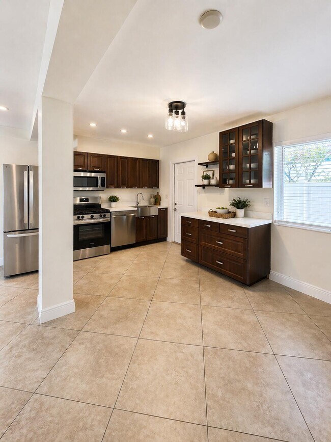 Building Photo - 2016-2018 NE 14th Ct