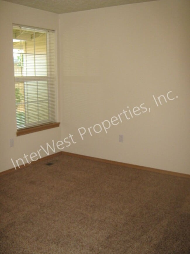 Building Photo - Ranch Style 3 Bedroom Gresham Home with 2 Car Garage, Gas Fireplace, & Yard!