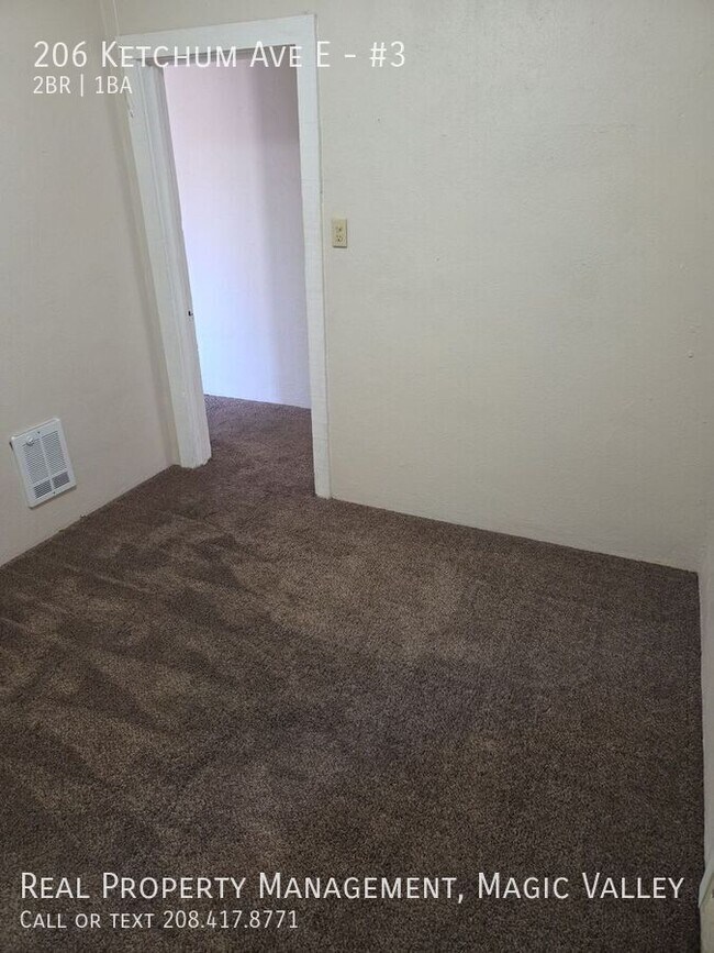 Building Photo - 206 Ketchum St E