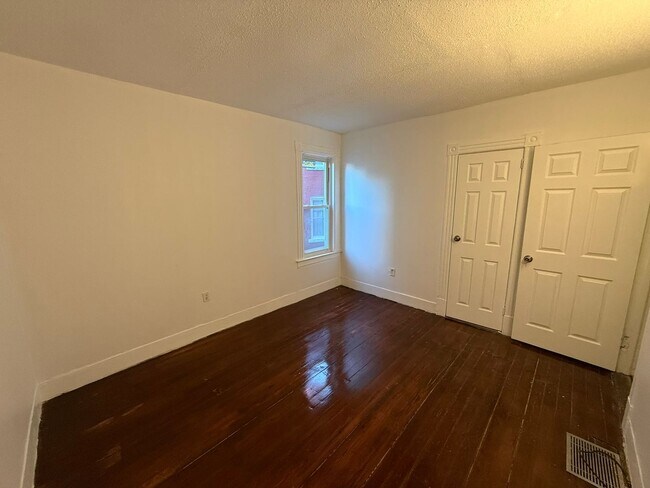 Building Photo - 122-124-124 Shultas Pl