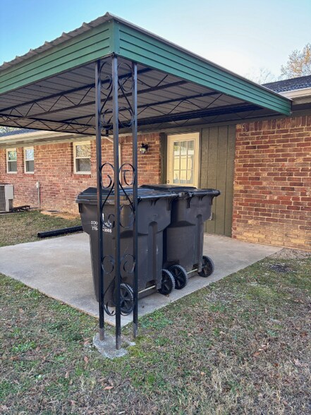 Building Photo - 8684 Bowden St