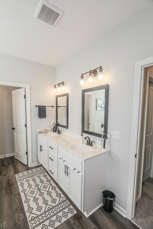 Building Photo - 550 Jensen Ln