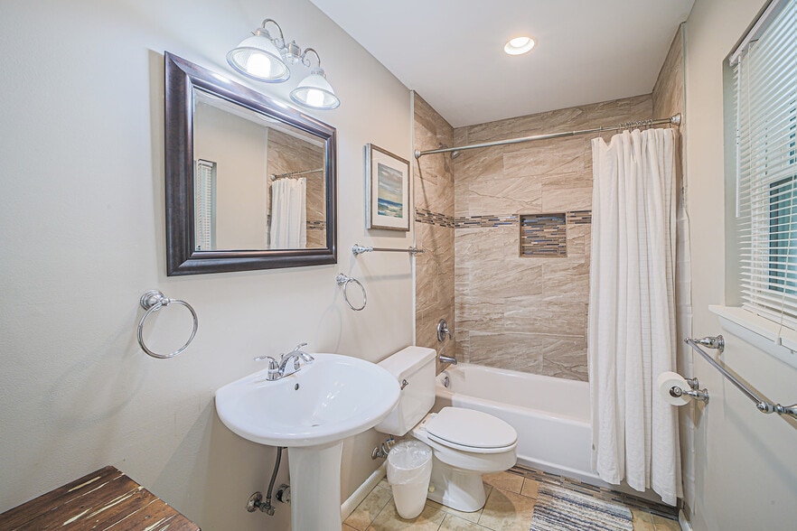 Hallway bathroom - 16 Pelican St