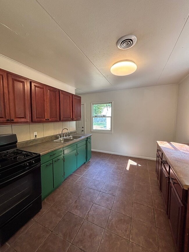 Building Photo - 3 bdrm 1 Bath home near Millington Elementary