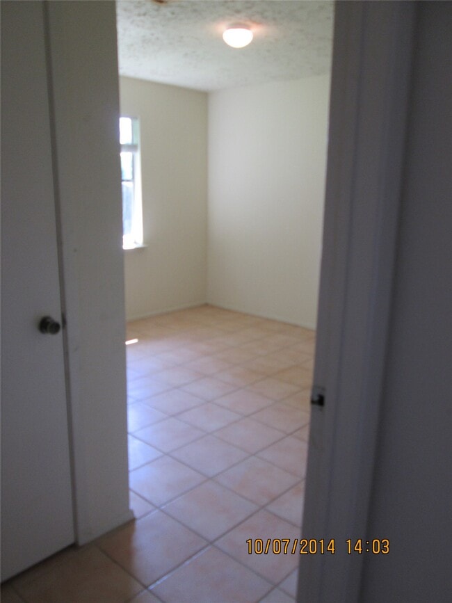 Building Photo - 19947 Mountain Dale Dr