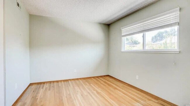 Building Photo - 58 Stanford Ct