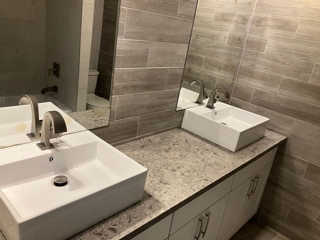 Building Photo - Fully Renovated Redmond 1 Bedroom