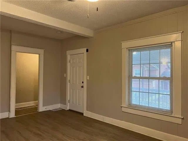 Building Photo - 242 N Valley St