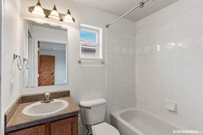 Building Photo - Spacious & Updated 3 Bedroom Duplex Near M...