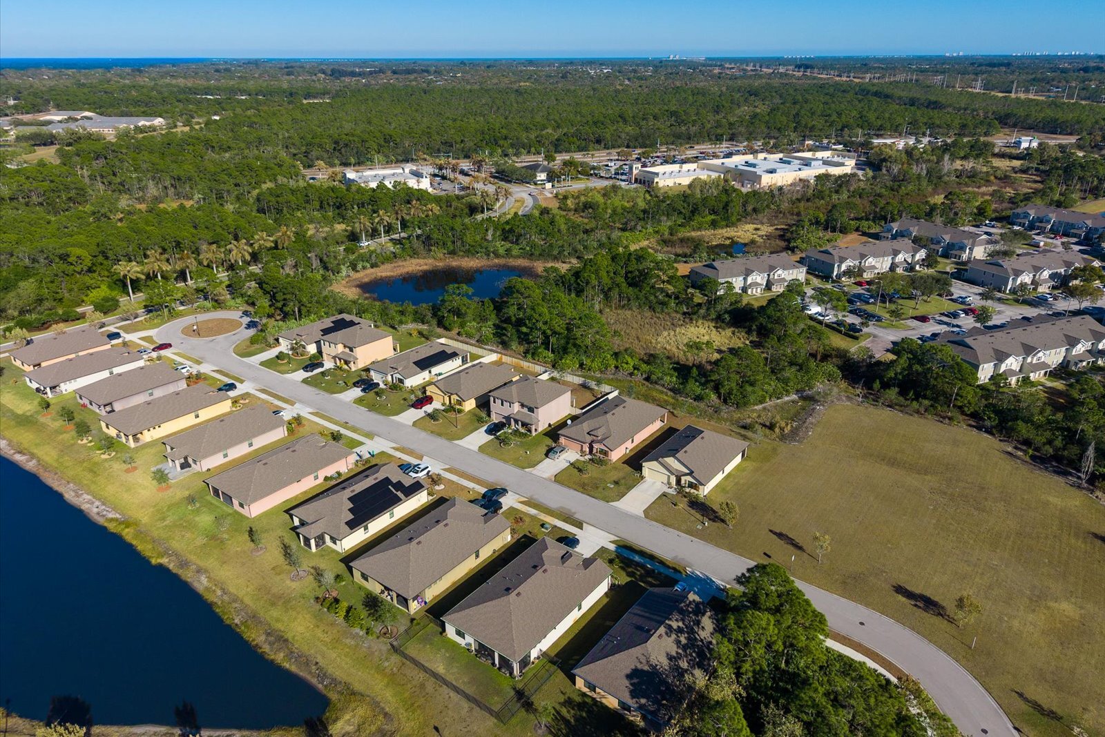 Building Photo - 6545 NW Oaklawn Way