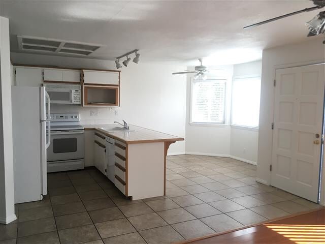 Building Photo - Gated Upstairs 2BD/2BA Condo, 2 Gated Rese...