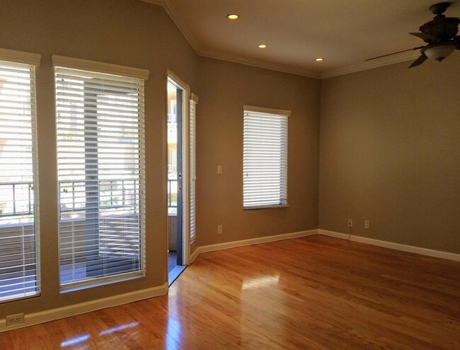 Building Photo - $2595. Marina District upgraded 1bd 1ba with balcony 735 sq ft