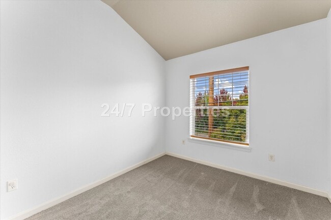Building Photo - *MOVE-IN SPECIAL!* 3 BD I 2.5 BA Beaverton Townhome