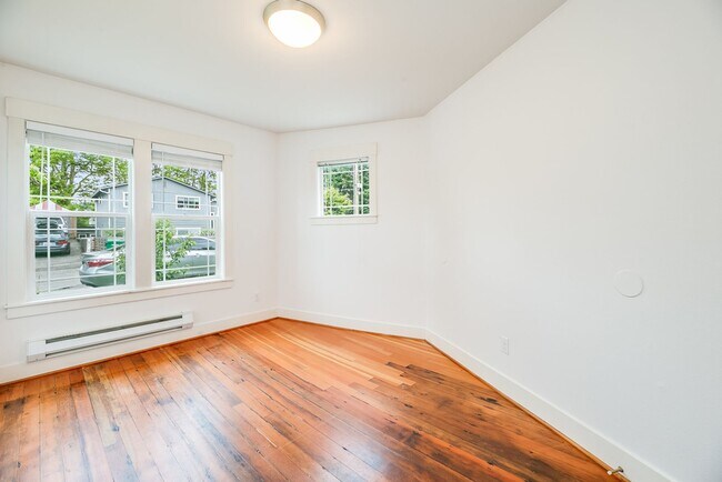 Building Photo - Amazing 3bed/1bath Fourplex with Private B...