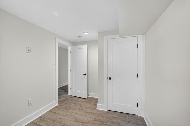 Building Photo - Available Now! 3 Bed 3.5 Bed in Brightwood...