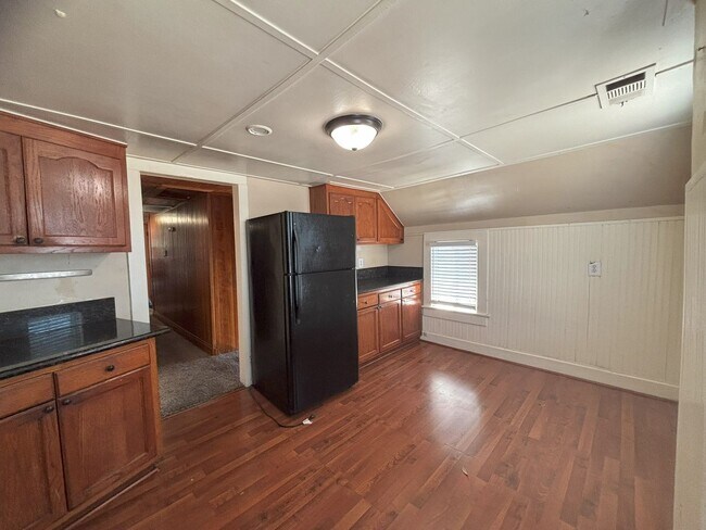 Building Photo - Charming 2 Bedroom 1 Bath Close to Downtown