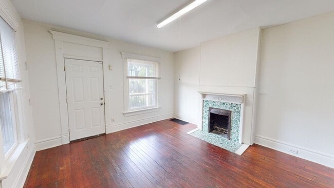 Building Photo - 4 BEDROOMS and 2 FULL BATHS House Availabl...