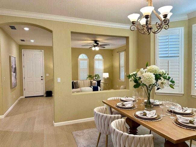 Building Photo - 372 S Caballo St