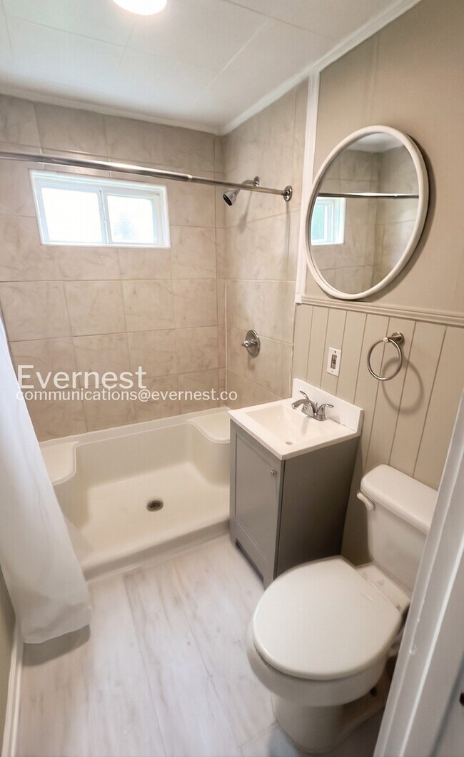 Building Photo - 3 Bed/1 Bath Home with Off-Street Parking / Available Now!