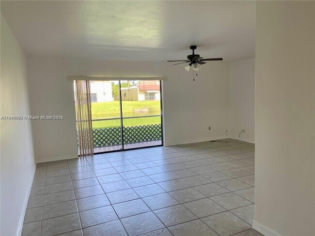 Building Photo - 10389 N Kendall Dr