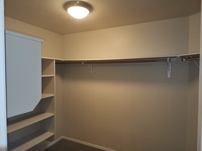 Building Photo - Charming single level 4 bedroom home in Crimson Point community. Spacious open floor plan, oversi...