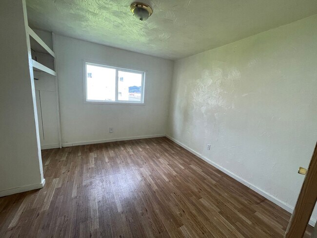 Building Photo - 2 Bedroom House With Large Yard.