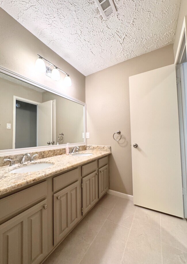 Building Photo - 2011 Echo Ridge