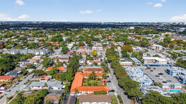 Building Photo - 140 SW 30th Ct