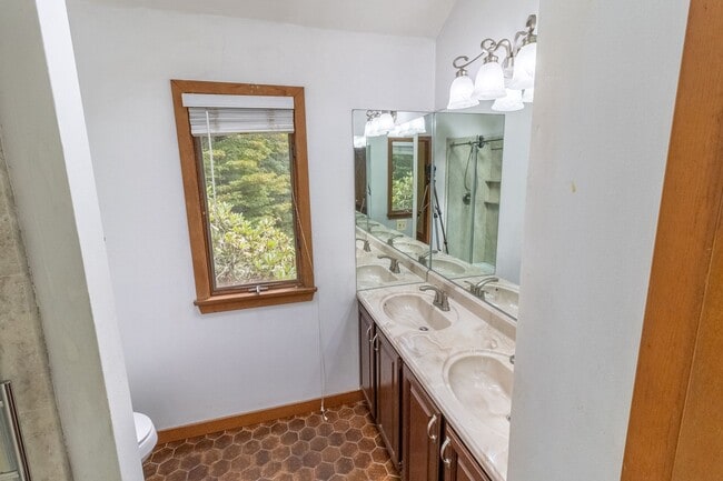 Building Photo - Beautiful Contemporary 3 Bedroom Home