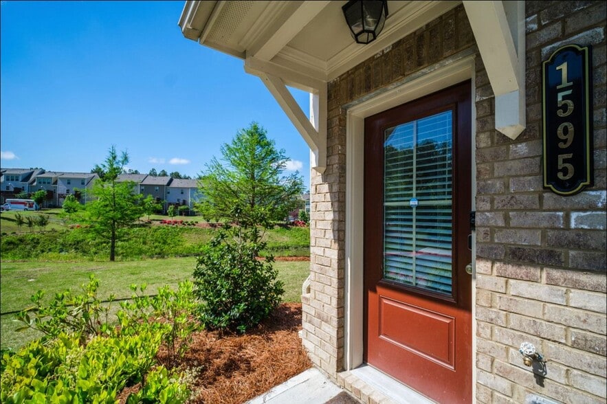 Building Photo - 1595 Ridgebrook Downs