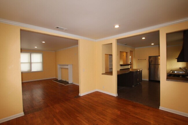 Building Photo - 3 Bedroom, 1.5 Bath Home in Central Tyler!