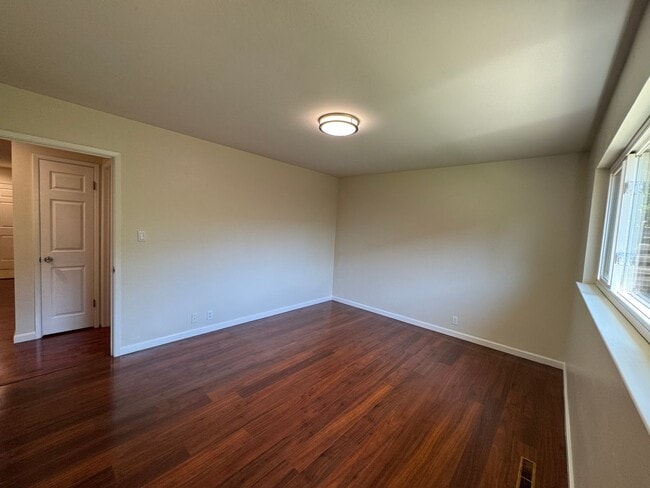 Building Photo - Charming 3 Bedroom / 2 Bathroom Home