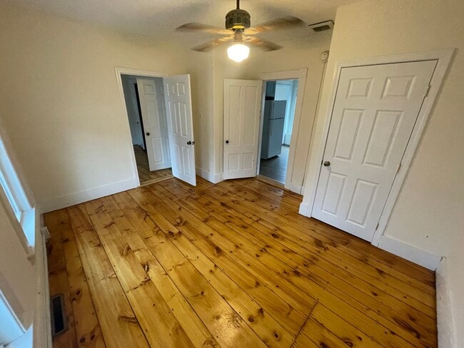 Building Photo - Spacious 3 Bedroom Unit