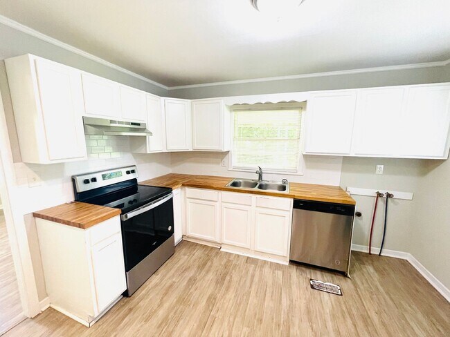 Building Photo - ** 3 Bed 2 Bath home in Forest Hills ** Ca...