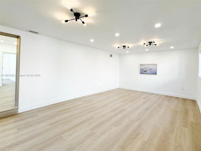 Building Photo - 1040 NE 143rd St